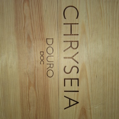 Caixa de madeira com texto gravado CHRYSEIA DOURO DOC