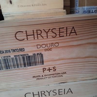 Caixa de madeira para vinho CHRYSEIA com texto gravado e código de barras