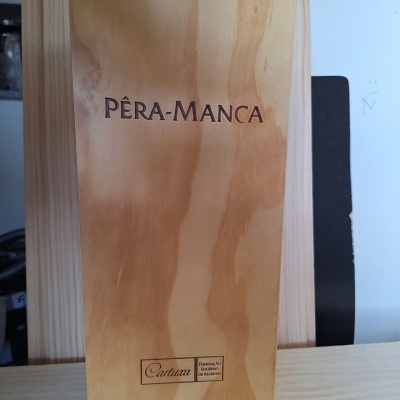 Caixa de madeira clara com texto PÊRA-MANCA e Cartuxa