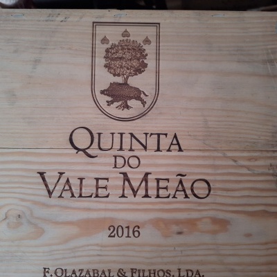 Caixa de madeira com gravação de texto e logotipo