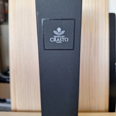 Embalagem preta de vinho Quinta do Crasto com texto branco