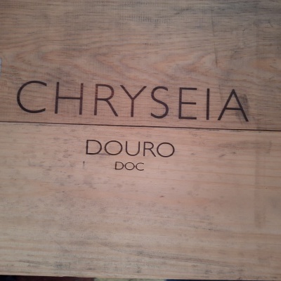 Caixa de madeira clara com inscrições CHRYSÉIA DOURO DOC