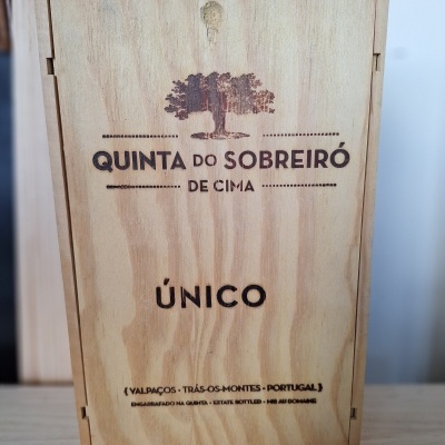 Caixa de madeira gravada com texto sobre vinho Quinta do Sobreiró Único de Valpaços, Portugal