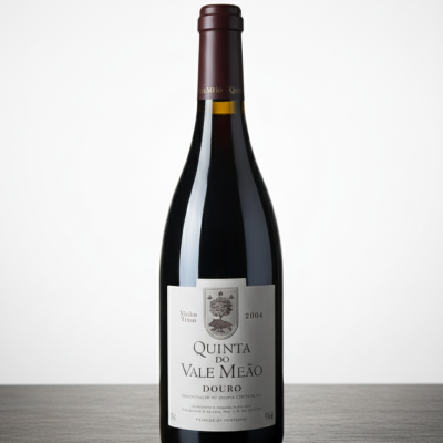 Garrafa de vinho tinto Quinta do Vale Meão 2004 sobre mesa de madeira