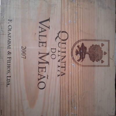 Caixa de madeira com texto e brasão impressos na tampa