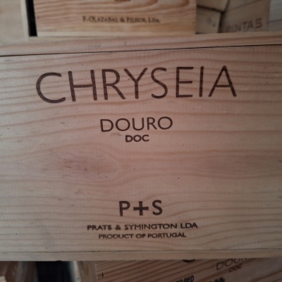 Caixa de madeira com inscrições em preto sobre madeira clara