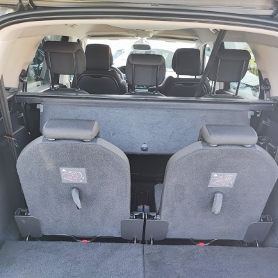 Interior traseiro de carro SUV com cadeiras cinza escuro e apoio de cabeça