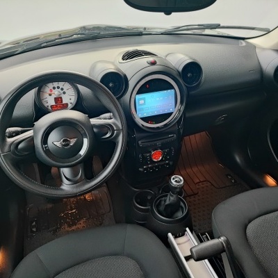 Painel interior de viatura Mini com volante em couro preto e ecrã digital central