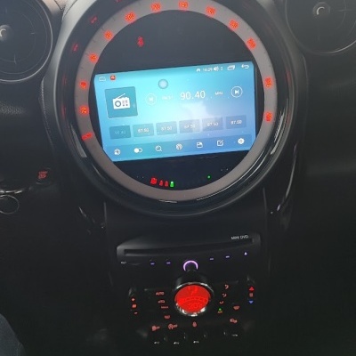 Painel de instrumentos de carro com ecrã digital e luzes vermelhas.