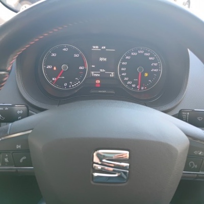 Volante de carro com painel de instrumentos e computador de bordo digital