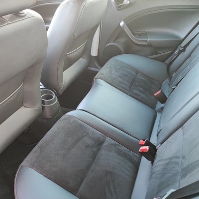 Assento traseiro de carro com estofos em tecido cinza escuro e couro preto