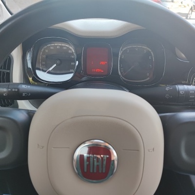 Volante de carro FIAT com painel de instrumentos e volante bege e preto