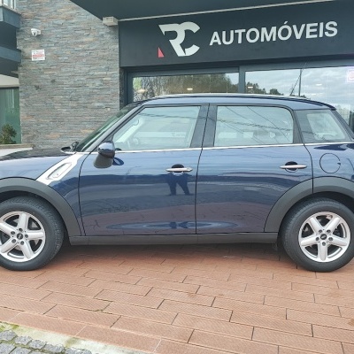 Automóvel Mini Countryman azul escuro à venda em frente a loja RC AUTOMÓVEIS
