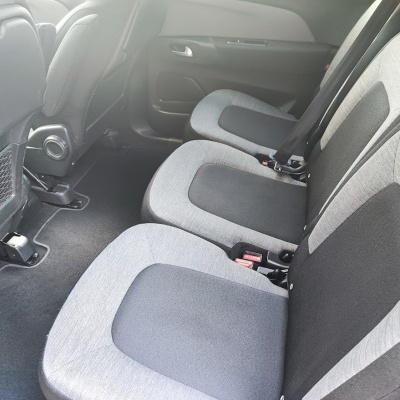 Assentos traseiros de carro em tecido cinzento duplo tom