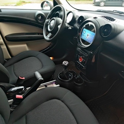 Interior de automóvel Mini Cooper com volante preto e ecrã digital no painel
