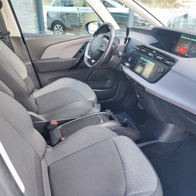 Interior de automóvel com bancos e volante visíveis