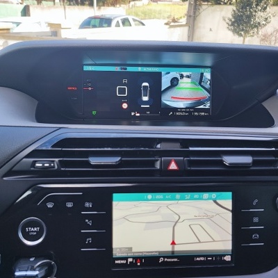 Painel frontal de carro com ecrã digital, botões e arranque START