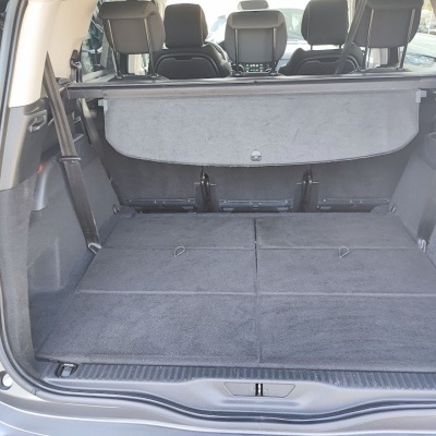 Porta-bagagens de carro com bancos traseiros e revestimento em tecido cinzento escuro