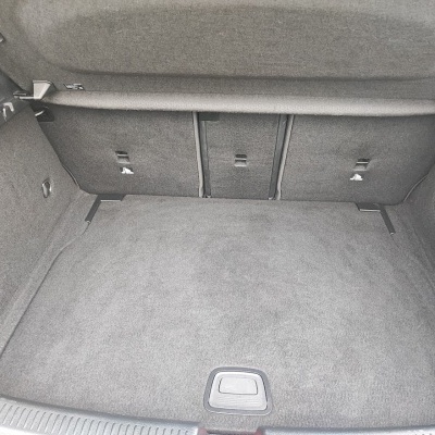 Porta-malas de automóvel revestido a tecido cinza direto com alças