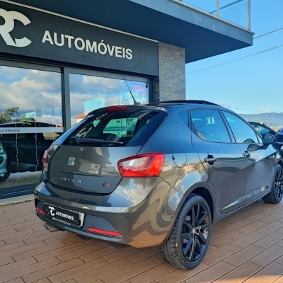 Carro Seat Ibiza FR cinzento metálico em frente a loja RC AUTOMÓVEIS