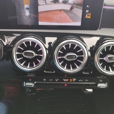 Painel frontal do carro com ecrã digital e saídas de ar circulares cromadas