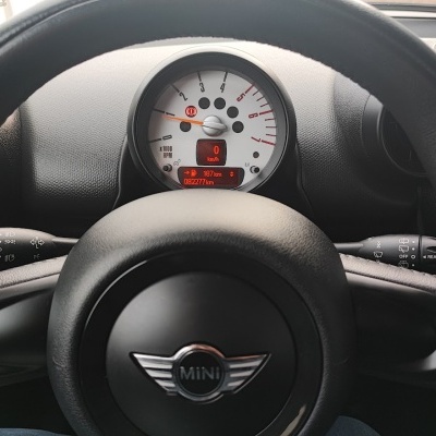 Volante de carro Mini em couro preto com painel de instrumentos branco e display digital vermelho