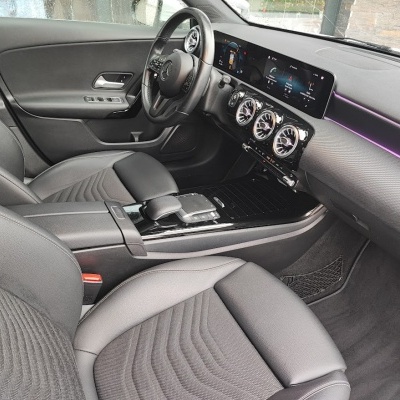 Interior de carro Mercedes-Benz com bancos cinza escuro e painel digital largo