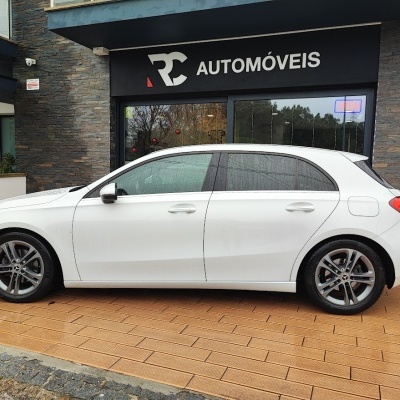 Carro branco de 5 portas em frente à loja RC Automóveis