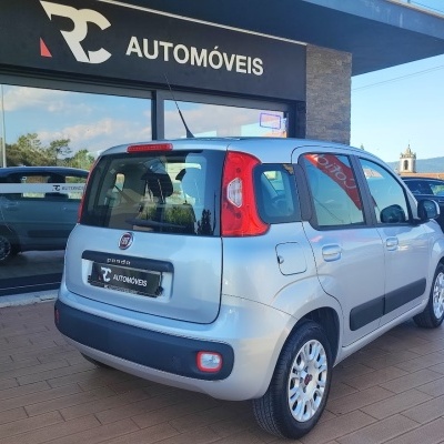 Carro Fiat Panda prateado em frente à loja RC AUTOMÓVEIS