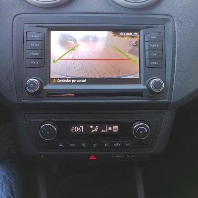 Painel central de carro com ecrã tátil e comandos de ar condicionado