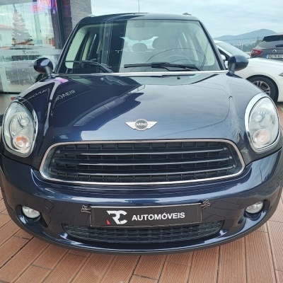 Carro Mini azul escuro vista frontal em exterior showroom