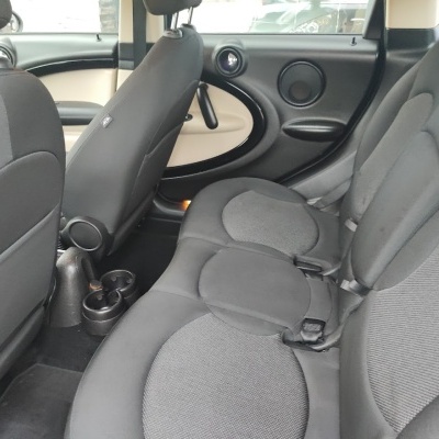 Bancos de carro em tecido cinzento escuro com painel de porta preto e creme