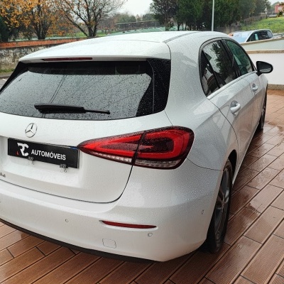 Mercedes-Benz branco A 180 d visto de trás com gotas de chuva