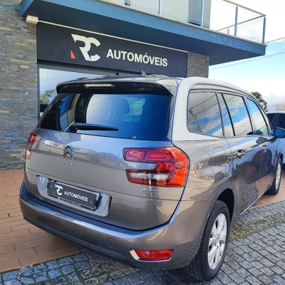 Carro Citroën cinzento estacionado de trás numa garagem com placa RC AUTOMÓVEIS