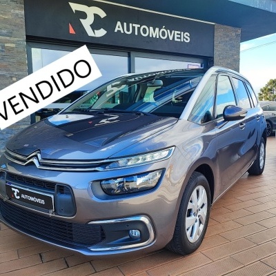 Carro Citroën cinza metálico com sinal VENDIDO em frente à loja RC AUTOMÓVEIS