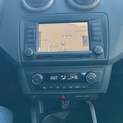 Painel de controlo de carro com sistema de navegação e ar condicionado digital