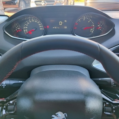 Painel de instrumentos de carro Peugeot visto através do volante