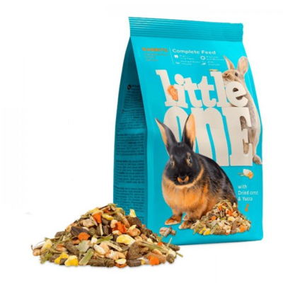 Saco azul de alimento para coelhos da marca Little One com imagem de coelhos e alimento ao lado