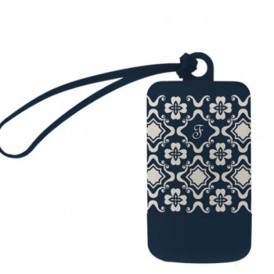 Etiqueta de bagagem azul escura com padrão branco e alça