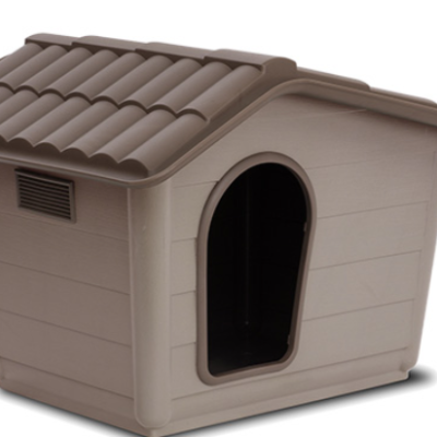 Casa para cães em plástico castanho com telhado em telha e porta ovalada