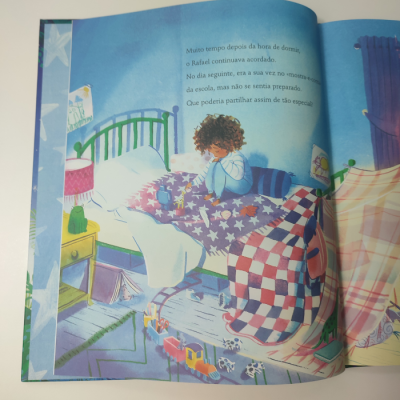 Quarto infantil com cama verde, roupa de cama colorida e criança sentada