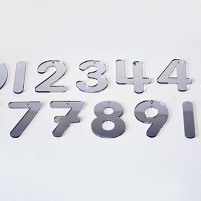 Números adesivos espelhados prateados de 0 a 10 em fundo branco