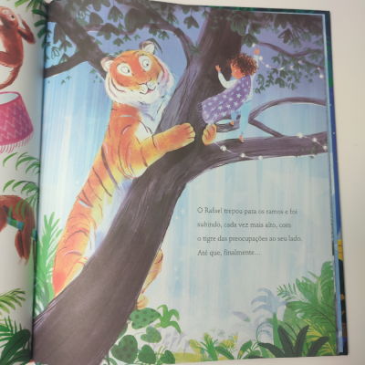 Ilustração de tigre a ajudar menina a subir numa árvore em livro infantil