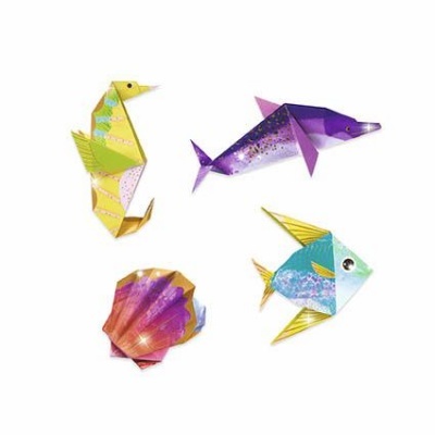 Quatro figuras de origami coloridas de animais marinhos