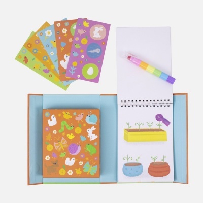 Blocos de desenhos coloridos com marcador multicolorido e folhas decoradas