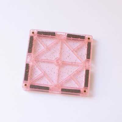 Base quadrada cor-de-rosa translúcida com glitter e almofadas pretas