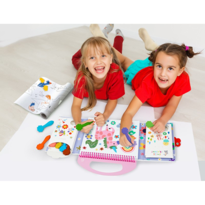 Duas crianças brincando com livros de atividades e ferramentas de plástico coloridas no chão claro