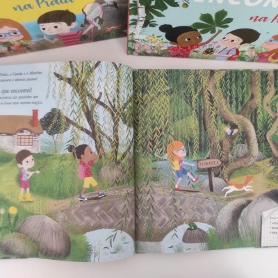 Livro infantil ilustrações crianças na floresta com casa e rio