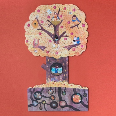 Ilustração de árvore de outono com pássaros coloridos e buracos circulares em fundo vermelho