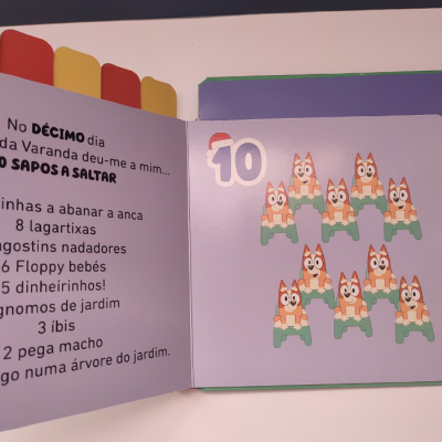 Página de livro infantil com texto em português e ilustração de dez cães cartunizados